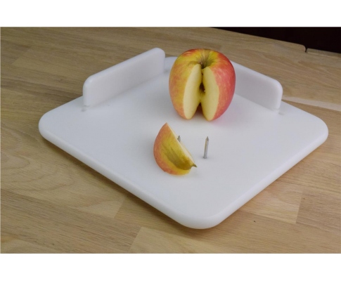 Schneidebrett mit Fixiernägeln